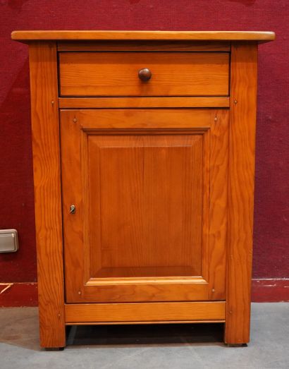 null 368- Confiturier à une porte et un tiroir

Style rustique

97 x 74 x 44 cm