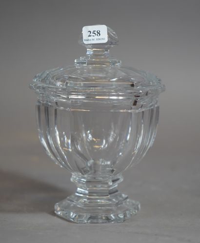 258- Pot couvert en cristal 
H : 18 cm