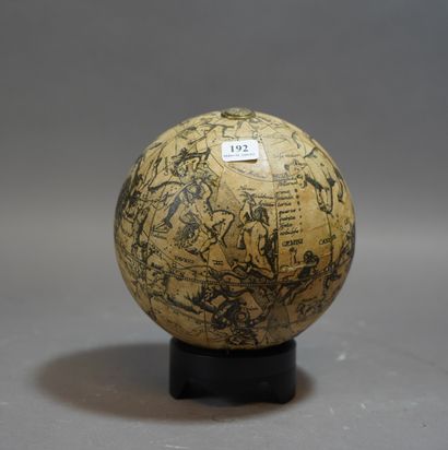 null 192- Globe céleste en papier marouflé sur carton

H : 16 cm