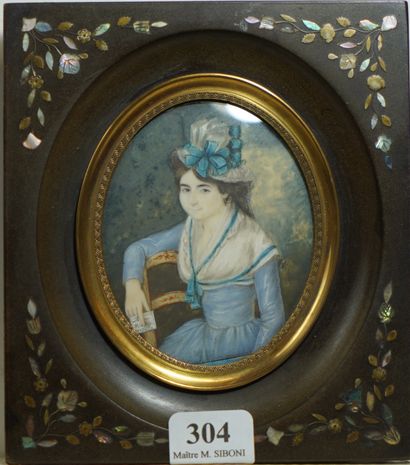 null 304- Miniature à décor peint d'une jeune femme au billet

7,5 x 6 cm