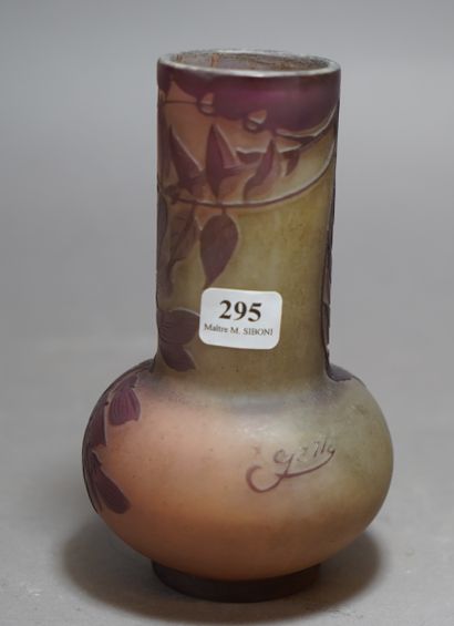 null 295- Emile GALLE

Vase en verre multicouche à décor de fleurs d'acacia

H :...