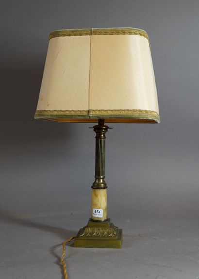 154- Lampe en bronze doré et albâtre 
H :...
