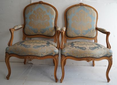 null 351- Paire de fauteuils en bois mouluré sculpté

Dossier à la Reine et couverture...