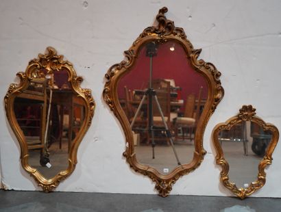 246- Trois miroirs, cadres dorés

Style Louis...