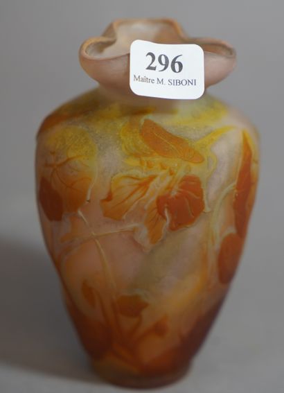 296- Emile GALLE 
Vase en verre multicouche...