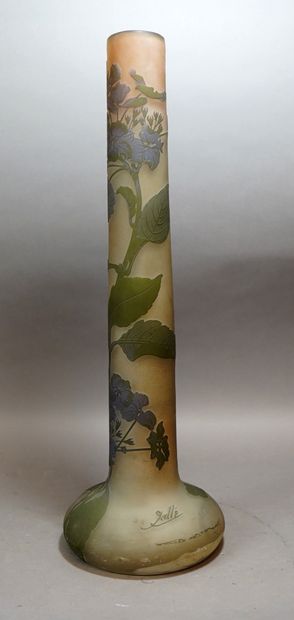 null 139- Emile GALLE

Important vase rouleau en verre multicouche à décor de fleurs

H...