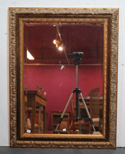 null 248- Deux miroirs biseautés, cadres en bois et stuc doré