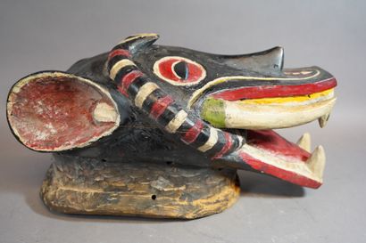 null 124- Important masque de cérémonie en bois sculpté

(manque, une dent accidentée)

H...