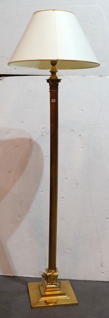 null 251- Lampadaire en métal doré (H : 130 cm) et son abat-jour