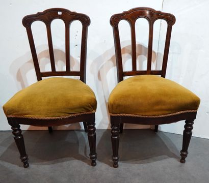 363- Paire de chaises en bois sculpté 
Couverture...