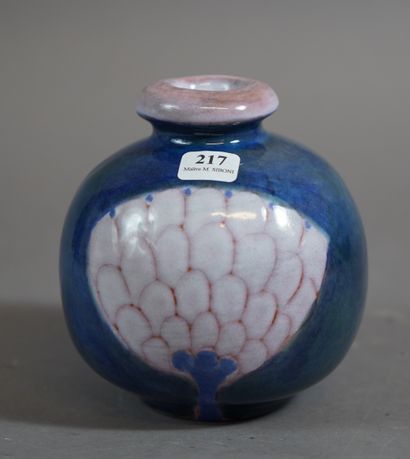 217- Robert CLOUTIER 
Vase boule en céramique...