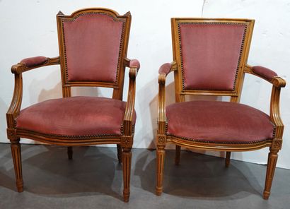 null 345- Deux fauteuils en bois sculpté (modèles différents)

Style Louis XVI

H...