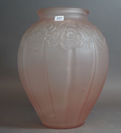 null 227- Vase en verre moulé à décor de fleurs

H : 32 cm