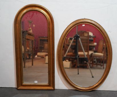 247- Deux miroirs, cadres dorés

H : 72 cm...