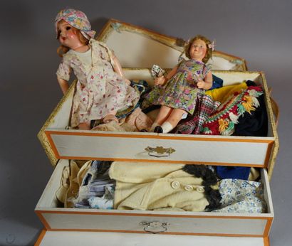 null 170- Deux poupées, vêtements de poupée et leur coffret