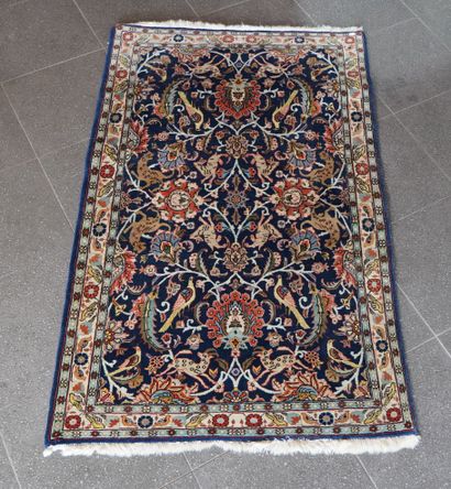 null 376- Tapis Persan fond bleu à décor de deux médaillons

200 x 112 cm