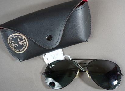 null 32- Paire de lunettes Ray-Ban avec étui marron et paire de lunettes Ray-Ban...