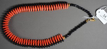 24- Collier de perles noires et pierres orange...