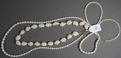 12- Deux colliers et trois bracelets en perles...