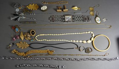 1- Lot de bijoux fantaisie : colliers, bagues,...