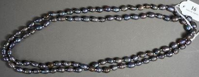 null 16- Sautoir en perles grises d'eau douce L : 116 cm