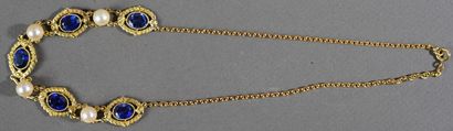 null 39- Collier Draperie en métal doré avec pierres bleues et perles et bracelet...