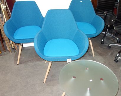 52- 3 fauteuils tissu bleu et table basse...