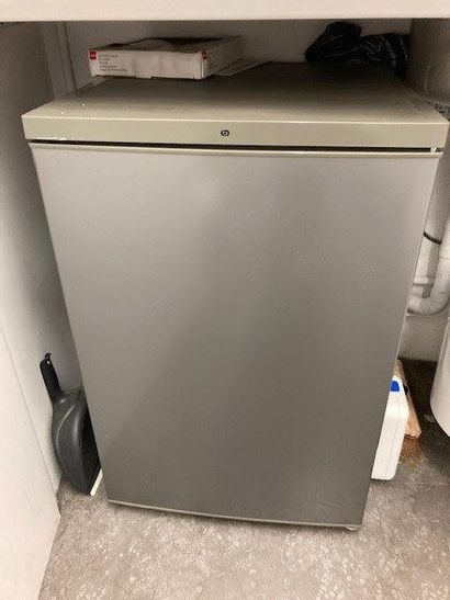null 33- 1 réfrigérateur ESSENTIEL, 1 mini coffre à clés ET 1 GRAND MIROIR