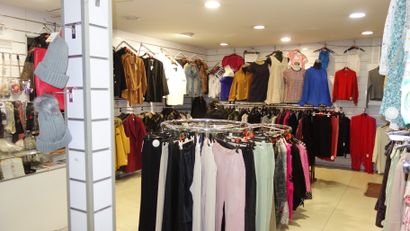 null 15- Stock de vêtements Environ : 65 t-shirts, 50 pulls, 31 pantalons, 95 chemises,...