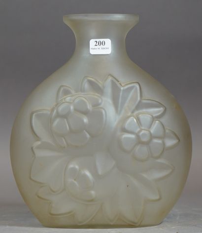 null 200- Charles CATTEAU Vase en verre à décor de fleurs (égrenures au col) H :...