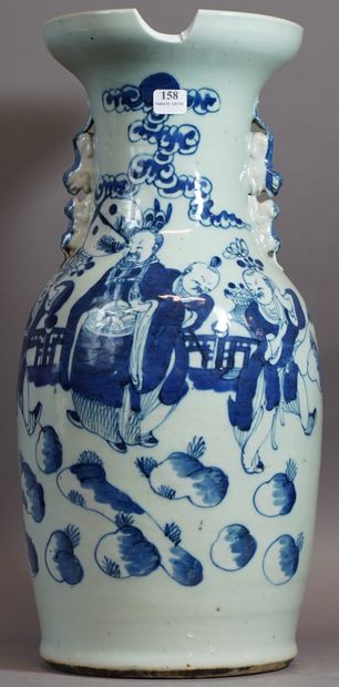 null 158- Deux vases en porcelaine (accidents et réparations) H : 37 cm et 44 cm