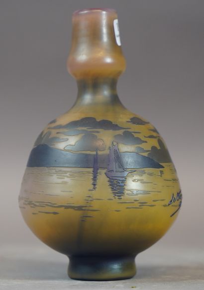 null 199- DEVEZ Vase en verre multicouche à décor d'un paysage lacustre H : 18 c...
