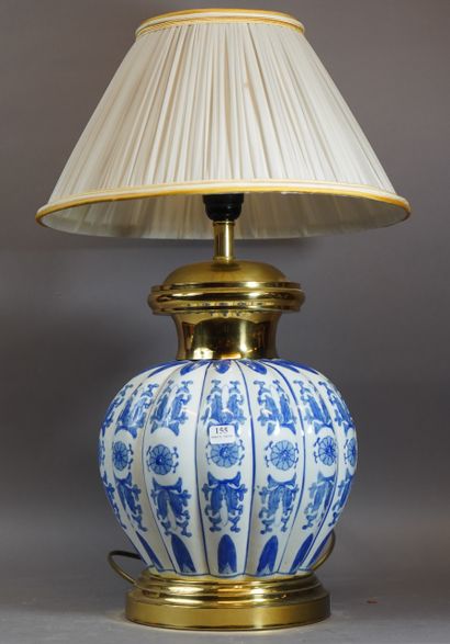 null 155- Vase en porcelaine bleue et blanche monté en lampe Monture en laiton Extrême-Orient...