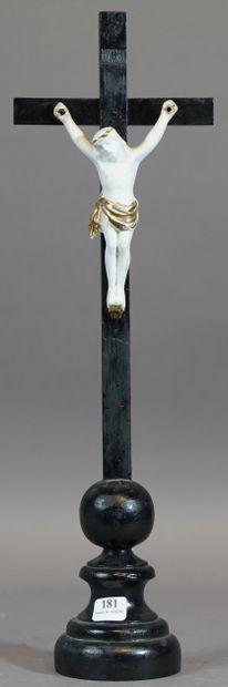 null 181- Crucifix en bois noirci, le Christ mort en biscuit XIXème siècle