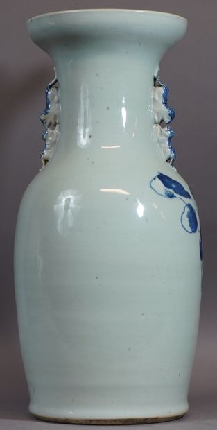 null 158- Deux vases en porcelaine (accidents et réparations) H : 37 cm et 44 cm