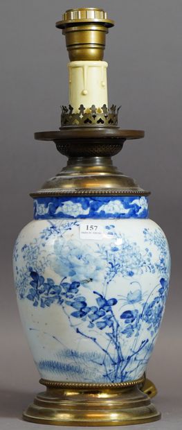 null 157- Vase en porcelaine bleue et blanche monté en lampe H : 28 cm