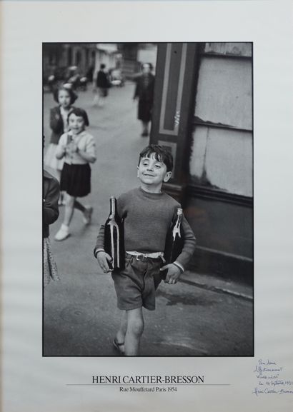 null 46- Affiche d'une photo d'Henri CARTIER-BRESSON ''Rue Mouffetard'' Dédicacée...