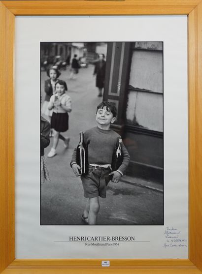 null 46- Affiche d'une photo d'Henri CARTIER-BRESSON ''Rue Mouffetard'' Dédicacée...