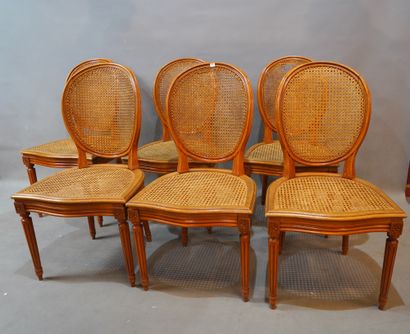 null 400- Six chaises cannées en bois mouluré Style Louis XVI (accidents au cannage)...