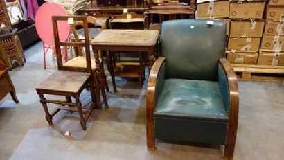 null 190- Fauteuil Club, deux chaises, table en bois et chaise de style Louis XV
