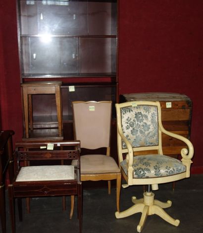 null 139- Bibliothèque vitrée, fauteuil pivotant, fauteuil de style anglais, chaise,...
