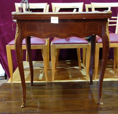 null 175- Table de jeu en bois de placage et décor de bronzes dorés Style Louis XV...