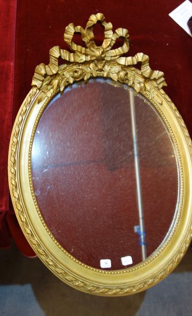 70- Miroir ovale en stuc doré