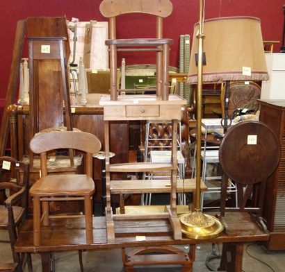 null 167- Banc en bois, guéridon, travailleuse, lampadaire et paire de chaises d...