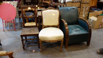 null 190- Fauteuil Club, deux chaises, table en bois et chaise de style Louis XV