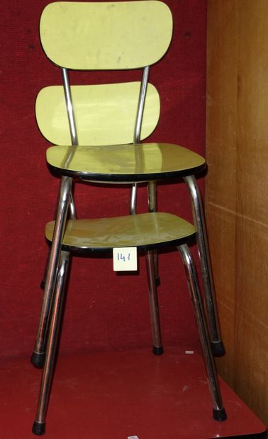 null 141- Table et deux chaises de cuisine en formica On y joint deux chaises pl...