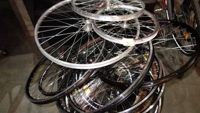 null 33- Lot de roues et pneus de vélos divers