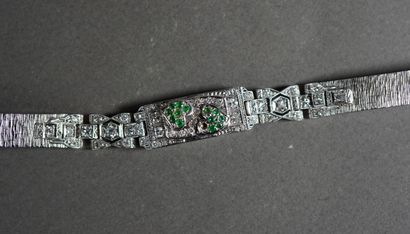 null 357- Montre bracelet de dame en platine et sertie de diamants Deux coeurs sertis...