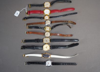 null 69- Lot de dix montres, bracelet en métal argenté et doré et bracelets cuir...