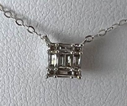 null 197- Collier en or blanc orné d'un pendentif serti de diamants Pds : 0,90 g